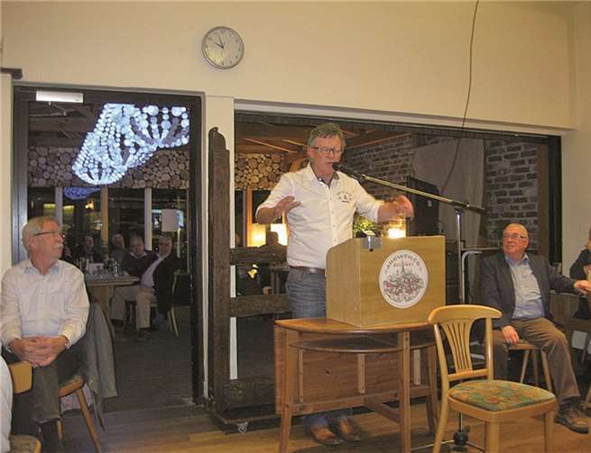 Manfred Linden beim Vortrag „Alles Jelore“. Reiner Bauer