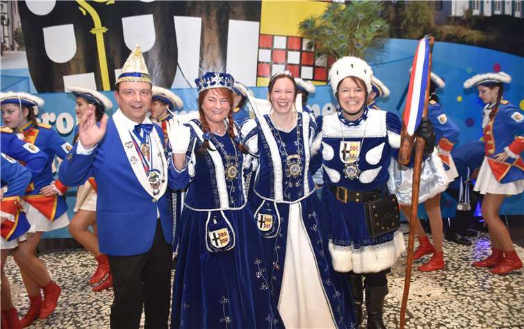 Manfred Lütz, Präsident der Großen Heimerzheimer Karnevalsgesellschaft, präsentierte das diesjährige Dreigestirn Prinzessin Laura I., Bauer Elsberth und Jungfrau Ruth-Wilhelmina dem närrischen Publikum.Fotos: EICH