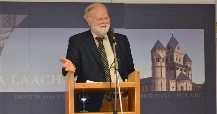 Manfred Lütz führte humorvoll und mit Tiefgang durch einen amüsanten Abend. E.T. Müller