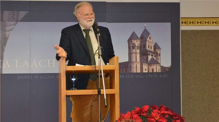 Manfred Lütz führte humorvoll und mit Tiefgang durch einen amüsanten Abend. E.T. Müller