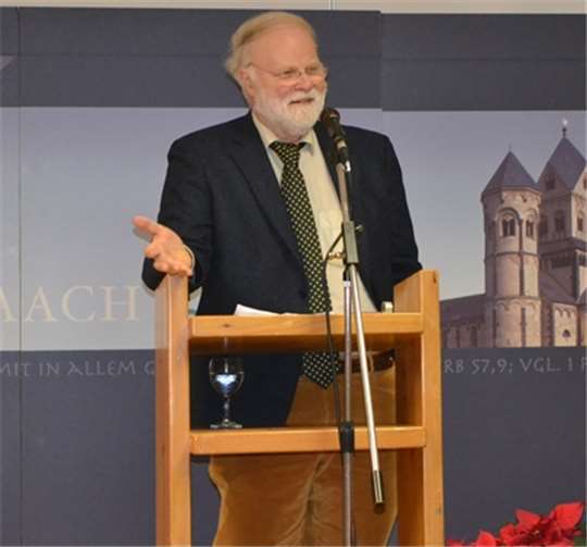 Manfred Lütz führte humorvoll und mit Tiefgang durch einen amüsanten Abend. E.T. Müller