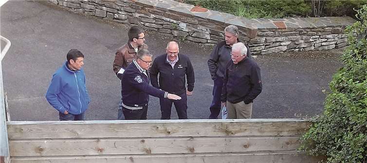 Manfred Marner (3.v.l.) von der AG Starkregenprävention der FBL erläutert dem Starkregenbeauftragten der Verbandsgemeinde, Frank Heuser (4.v.l.), und dem Ortbürgermeister Alfred Sebastian (r.) die notwendigen Baumaßnahmen am Einlaufbecken „Unteres Eigelstal“ zur Starkregenprävention. privat
