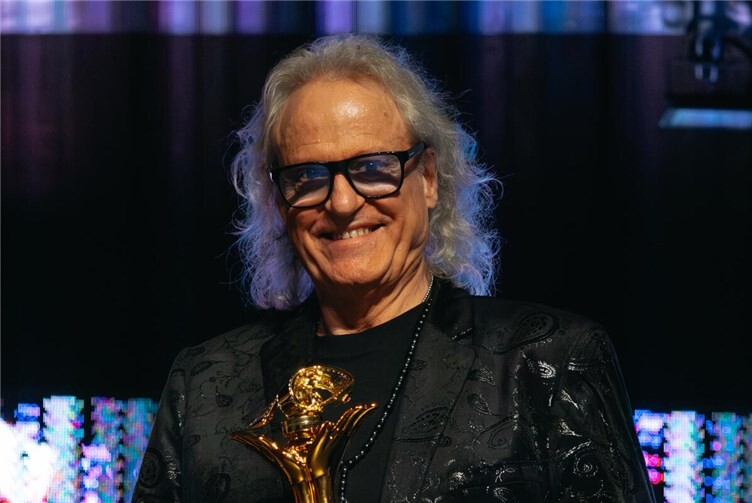 Manfred Mertz mit dem Deaf Award.