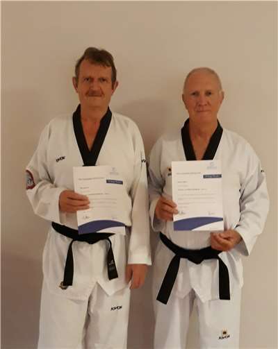 Manfred Müller und Ralf Ittermann absolvierten eine Fortbildung zum Thema „Selbstverteidigung für Senioren“.  Foto: privat