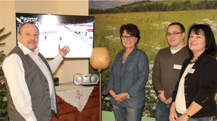 Manfred Nowak (l.), Vorsitzender des Fördervereins St. Josef, konnte im Namen des Vereins kürzlich für jede Etagensitzecke einen Fernseher übergeben. Dafür dankten (v.l.) die Leiterin des Soziales Dienstes Petra Lambertz, Pflegedienstleiter Sven Mees und Hausleiterin Rita Berens.AND