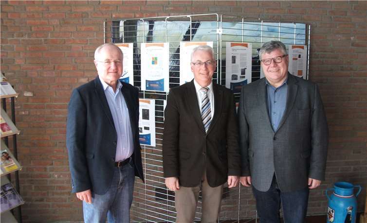 Manfred Plag, Geschäftsführer des Jobcenters im Kreis Neuwied (v.li.), Volker Mendel, Bürgermeister der VG Puderbach und Michael Mahlert, 1. Kreisbeigeordneter. privat