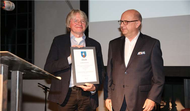 Manfred Pohlmann erhält aus den Händen von Bürgermeister Michael Kessler den Kulturpreis der Stadt Bendorf.GM
