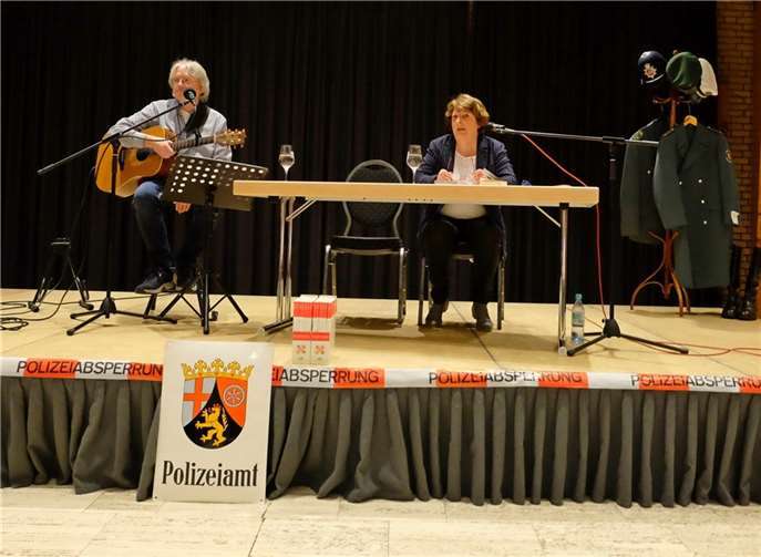 Manfred Pohlmann (li.) und Autorin Gabriele Keiser in der Remagener Rheinhalle.  Fotos: Wallauer/infopress4u