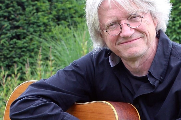 Manfred Pohlmann singt und spielt mit seinen Musikern Musik aus der Region für die Region. Inhaltreiche Texte und eingehende Melodien versprechen einen unterhaltsamen Abend in der Bassenheimer Kirche.