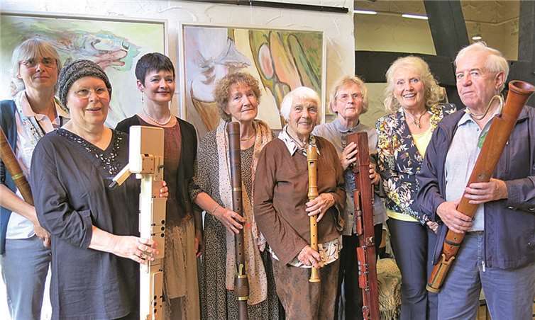 Manfred Pusch (r.), Eva-Maria Kreuter (2.v.r.) und die Musikerinnen des Niederbachemer Blockflöten- und Dulzianconsorts mit der Sopranistin Kornelia Opitz (3.v.l.). Gemeinde Wachtberg