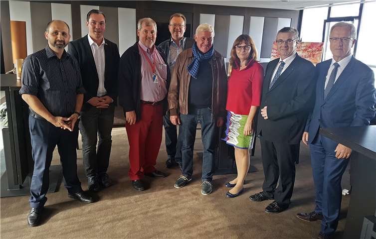 Manfred Sattler (3.v.l.), Vorsitzender des Vereins „Freunde des Nürburgrings“ begrüßte Landrat Dr. Alexander Saftig (2.v.r) und Kreistagsmitglieder aus dem Landkreis Mayen-Koblenz an der Eifelrennstrecke.  Kreisverwaltung Mayen-Koblenz