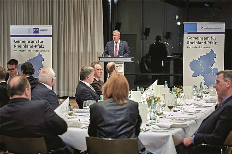 Manfred Sattler, Präsident der IHK Koblenz, bei seiner Rede.