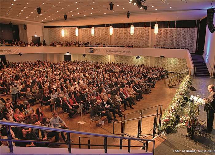 Manfred Sattler sprach vor den Absolventen und ihren Angehörigen. Matthias Brand focus-vallendar.de