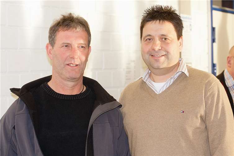 Manfred Spohr (l.) erhielt den Titel des Ehrenschiedsrichters für 36 Jahre Dienst mit der Pfeife.