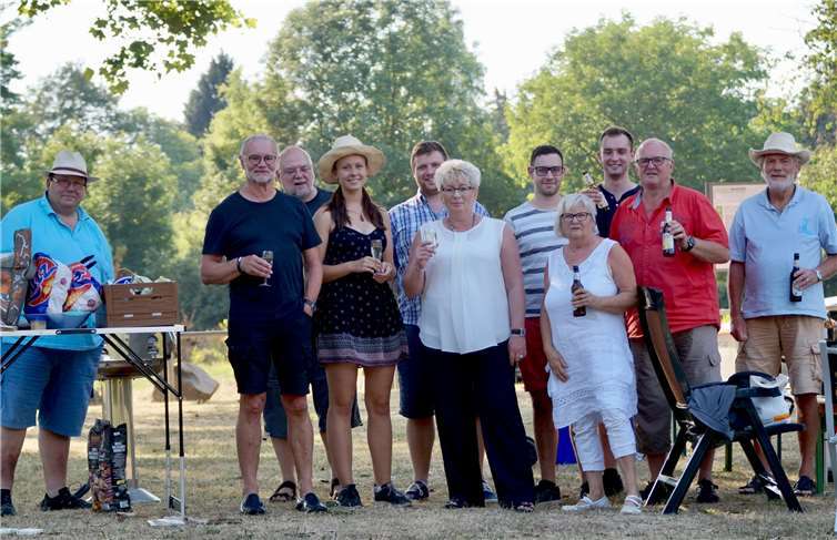 Manfred Thönnes, Fritz Naumann, Klaus Möntenich, Nina Nell, Norman Schneider, Marion Lipinski-Naumann, Dennis Feldmann, Anita Weis, Jan Badinsky, Kurt Vogel, Clemens Thelen (v.l.) freuen sich über die gelungene Umsetzung des gemeinsamen Antrags.  Privat