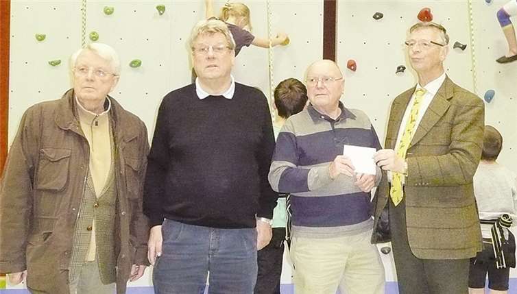 Manfred Weizbauer und Dr. Manfred Mahnig (v. r.) bei der Scheckübergabe. Mit dabei waren der Activity-Beauftragte der Rhenobacum-Lions, Herbert Rücker, und der Jugendbeauftragte Dieter Klepzig (l.). privat