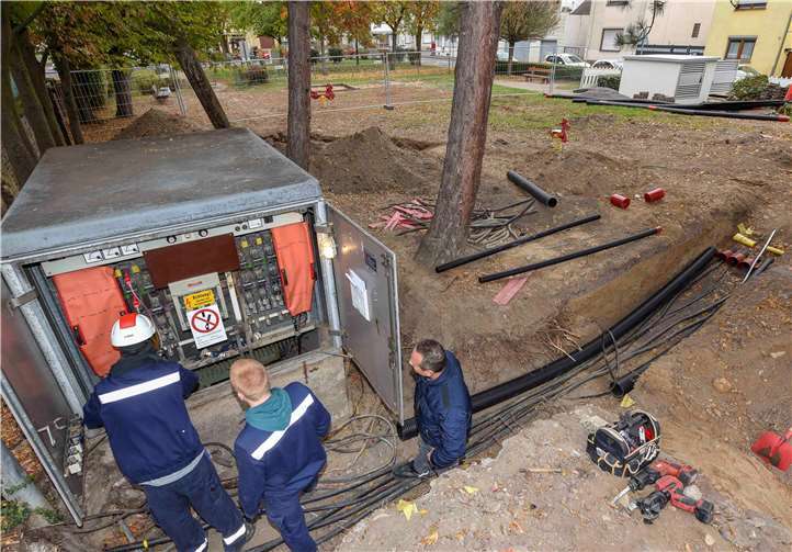 Manfred Wirz (rechts) schaut nach dem Stand der Arbeiten an der Trafostation. Die Technik ist völlig veraltet, die Ersatzanlage steht künftig an der Straße. Zwischen den Bäumen zu sehen, hinter dem Bauzaun, war das Spielgerät, für das bald ein Ersatz beschafft werden soll. Insgesamt wird der Platz deutlich aufgewertet. Privat