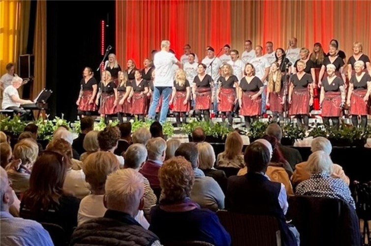 Manfred Zavelberg (E-Gitarre), Claus Kratzenberg (Klaiver), Gesangeverein Queckenberg mit Dirigent Alfons Gehlen