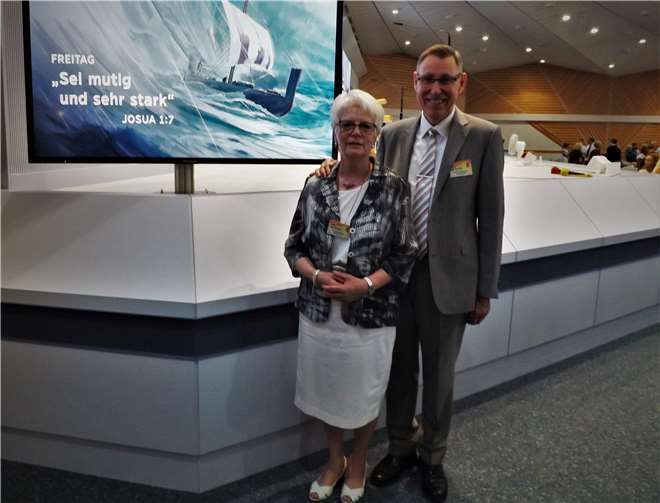 Manfred und Doris Steffensdorfer aus der Deutschlandzentrale von Jehovas Zeugen besuchten den Kongress in Meckenheim. JZ