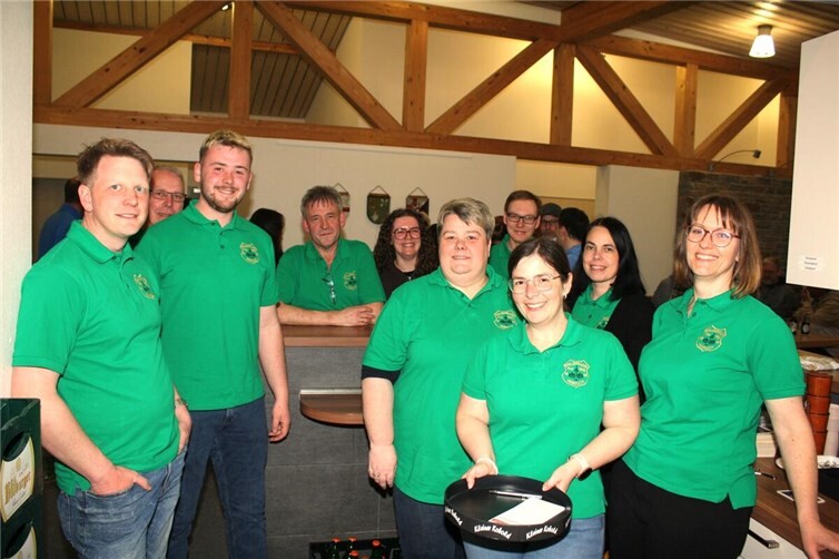 Mangels Gaststätte trifft man sich in Hambuch jetzt einmal im Monat zum Kneipenabend, zu dem sich Mitglieder der Ortsvereine, hier der Spielmannszug, als Gastgeber abwechseln.