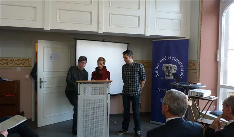 Manja Altenburg, Dr. Esther Graf undDaniel Jansen stellen das digitale Museum vor.