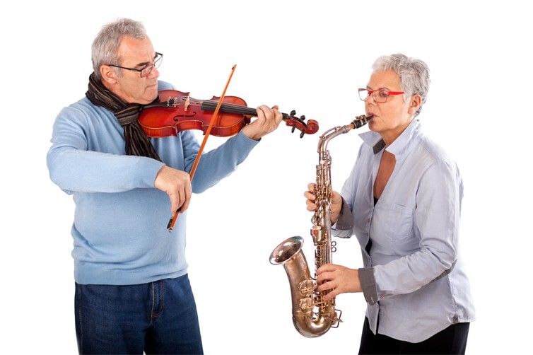 Mann mit Geige und Frau mit Saxophon