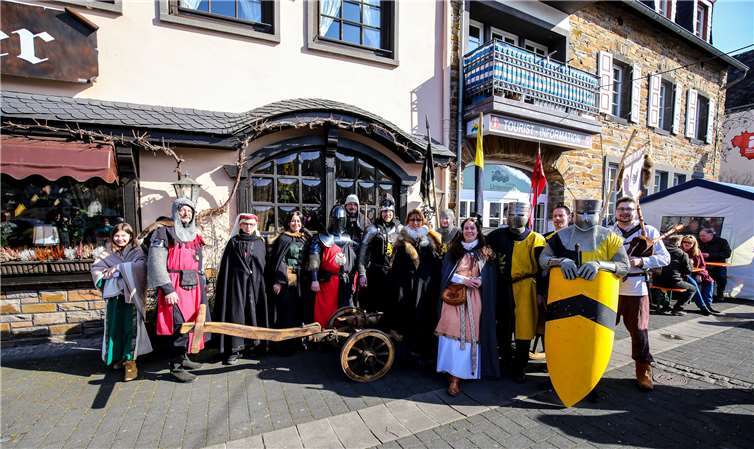 Mannen und Weibsleut symbolisierten in historischen Gewändern die Ritterschaft. Fotos: EP