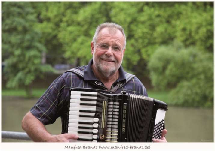 Manni Brandt mit seinem Akkordeon. privat