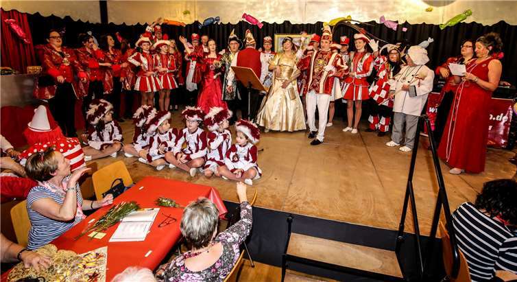 Manni I. und Gudrun I. „die auf allen Bällen tanzen“ regieren jetzt bis zum Ende der fünften Jahreszeit. Fotos: EP