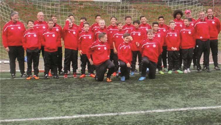 Mannschaft der JSG Maifeld CIII freute sich über die neuen Trainingsanzüge. privat