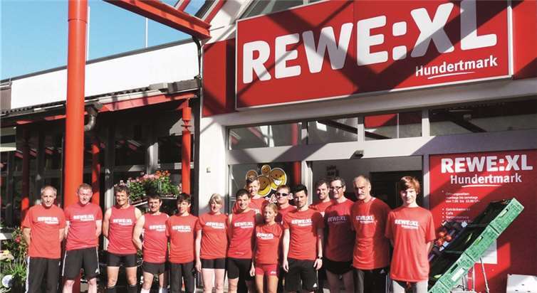 Mannschaft der Rewe:XL Hundertmark vor dem Sparkassen Firmenlauf in Cochem. privat