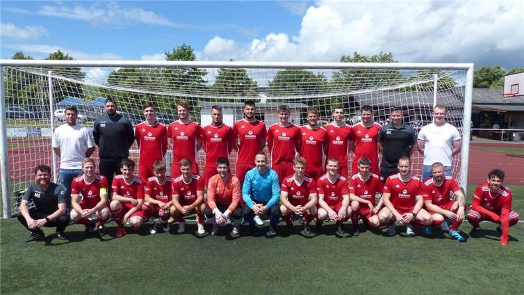 Mannschaft der SG Niederzissen/Wehr vor dem Saisonfinale: Hinten von linkls: Grahl Degen, Haller Lukas, Schmidtgen, Hammelmann, Sroka, Schäfer, Riga, Haller Thomas, Forster, Trainer Bernd Hartung, Yannik Durben; vorne von links: Matthias Schäfer, Schwarz, Rhodmann, Nickel, Schmidgen, Lukas Groß, Gilles, Nils Groß, Walter, Michels Dymiter, Volk. Foto: SG Niederzissen/Wehr