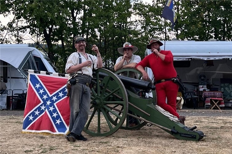 Mannschaft mit historischer Kanone