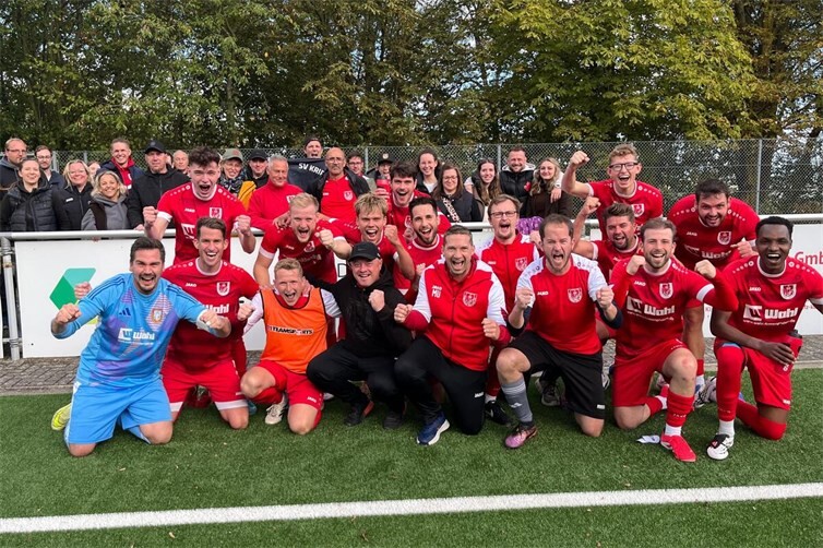 Mannschaft und Fans freuen sich gleichermaßen: Der SV Kripp siegt 3:0 bei der SG Eich.