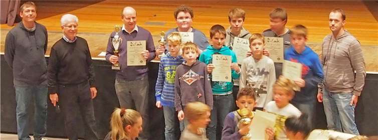 Mannschafts-Sieger und Gewinner des Sonderpokals des OB der Stadt Koblenz v. l. Martin Lohmer (Turnierhelfer) Heinz Ningel (Turnierleiter), Andreas Englert (Mannschaftsführer) die Siegermannschaft, Holger Michels (Mannschaftstrainer)privat