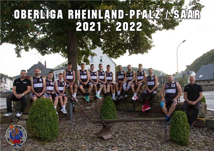 Mannschaftsaufstellung Saison 2021/2022: v.li. Abteilungsleiter Tom Lippe, André Layendecker, Maximilian Vogt, Lennard Bohley, Lukas Bleser, Johannes von Ritter, Lukas Wagner, Louis Lenz, Felix Dauns, Mirak Shahinian, Ahmad Noureddin Maderati, Oliver Henrichs, Felix Adams, Boris Sewenig, Trainer Paul Klär. Es fehlen auf dem Foto: Jan Philipp Zilles und Alexander Zilles.Quelle: TuS Treis-Karden
