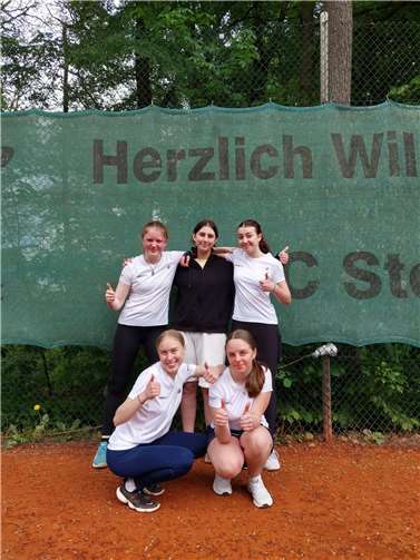 Mannschaftsfoto der Mädchen U18: Mia Casper, Elisabeta Zuieva & Lina Schneider (hintere Reihe), Charlotte Germscheid & Leyla Hattenhauer (vordere Reihe)  Foto: TC Steimel