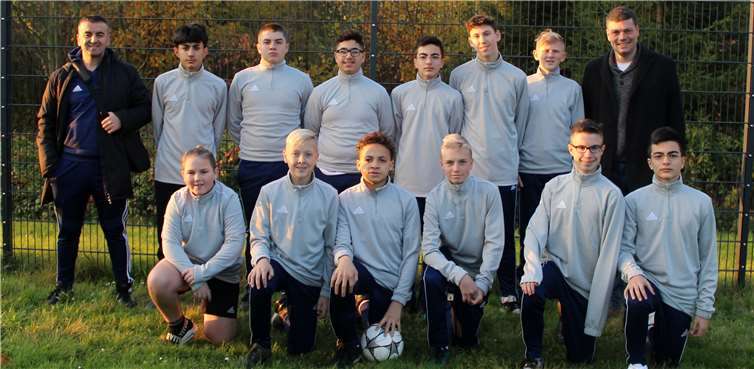 Mannschaftsfoto mit Yilmaz Bekiroglu und Sebastian Groß.