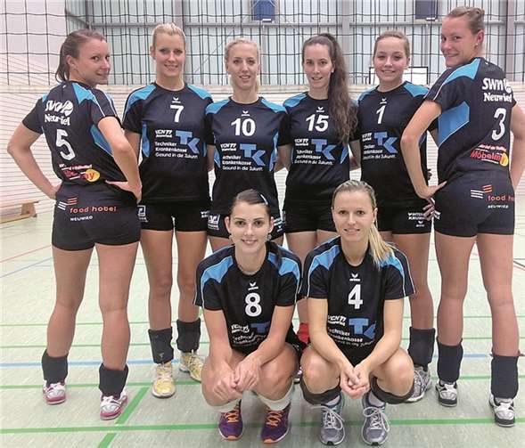 Mannschaftsfoto: (v.l.) Laura Hammes, Theresa Schmalenbach, Jana Schäbitz, Lea Schäbitz, Maike Thielmann, Inga Hammes. (unten) Majka Hnatova und Livia Krucovska. (nicht auf dem Foto) Lea Neumann und Sarah Rochert.privat