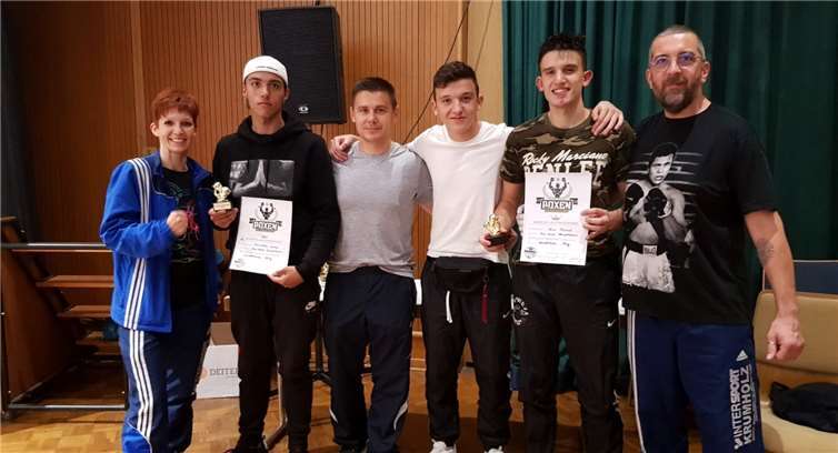Mannschaftsfoto (v.l.n.r.): Christina Nickenig (Trainerin), Samy Pörschke (Vize-Rheinlandmeister der Jugendklasse), Serge Wunder (Trainer), Noel Uzun (Rheinlandmeister der Juniorenklasse), Mehmet-Can Uzun (Rheinlandmeister der Eliteklasse), Christian Nickenig (Betreuer). Foto: privat