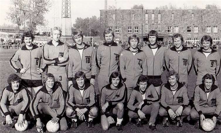 Mannschaftsfoto vor dem Duell beim FC Schalke 04. Im Hintergrund die markante Tribüne der Gelsenkirchener Glückauf-Kampfbahn. Fotos: Rolf Kahler
