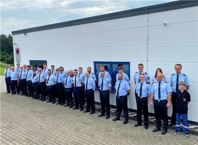 Mannschaftsfoto vor dem neuen Gerätehaus.  Fotos: Christian Fein