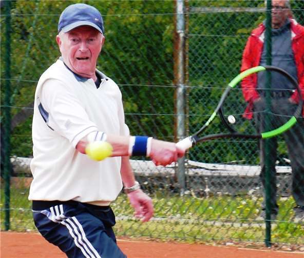 Mannschaftsführer Dieter Schreiber (SG Straßenhaus/Steimel) punktete im Einzel gegen Willi Kurtenbach (SG Asbach/Neustadt) mit 6:2 und 6:4.Foto: Archiv TC Straßenhaus/ Dietrich Rockenfeller