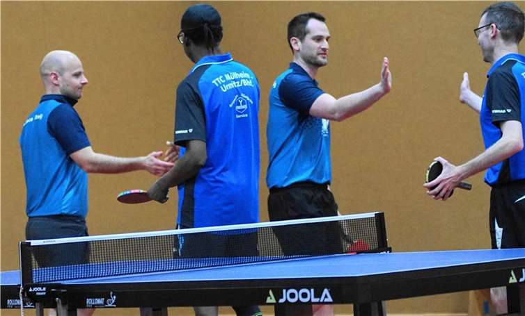 Mannschaftsführer Philipp Linden (3.v.l.) führte durch Top-Leistung das Team zum Sieg und nahm mit Doppelpartner Steven Schneider (l.) die Gratulation der Mülheimer entgegen.  Foto: M. Schreiber