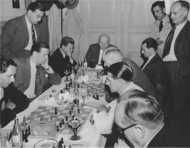 Mannschaftskampf ungefähr 1948 im Vereinslokal Schamberger (Ecke Neuendorfer-Blumen Str.): zweiter von links sitzend der Lützeler Bäcker J. Wiencken, dahinter stehend Reg.rat Karl Haack. Fotos: privat