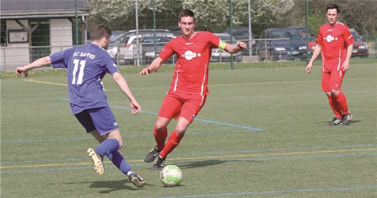 Mannschaftskapitän Adrian Bildhauer setzt sich gegen einen Saffiger Akteur durch, im Hintergrund Johannes Klodt.privat