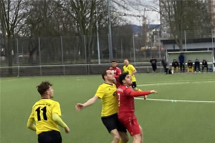 Mannschaftskapitän Christian Heuser beim Zweikampf mit einem Ahrweiler Stürmer.