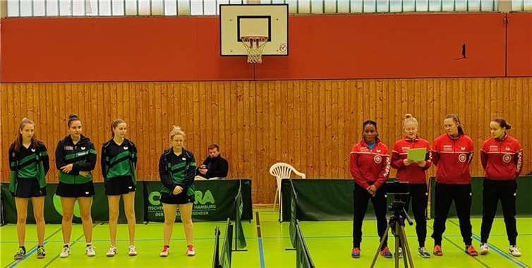 Ein Punkt aus zwei Spielen beim Doppelauswärtsspieltag  Mannschaftsvorstellung in Poppenbüttel, links die Damen aus Fritzdorf. Foto: privat