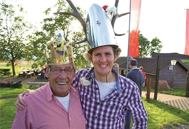Manöverkönig Stefan Unkel mit dem Helm des „Platzhirschen“ (r.) und Altkamerad Heinz Bernd Küpper (l.).privat