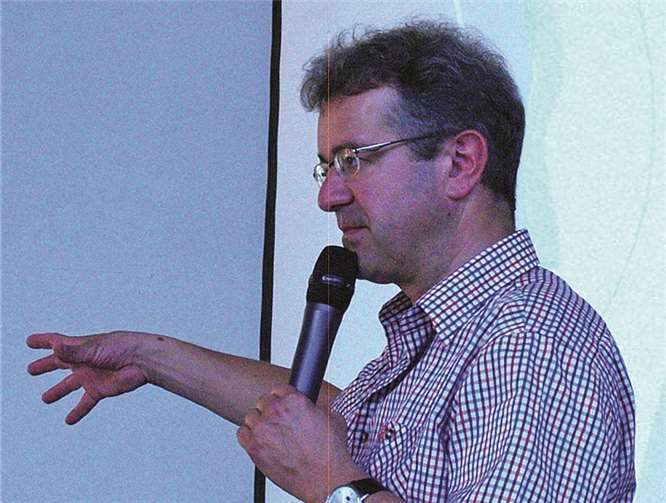 Manuel Andracks kleine Wandershow war eine Mischung von lustigen und interessanten Geschichten gepaart mit einer Diavorführung. SCHÜ